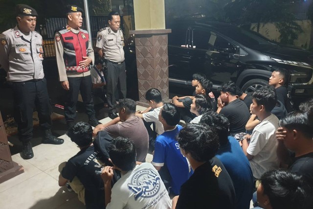 Puluhan pelajar dan alumni diamankan polisi saat menggelar SOTR di Pancoran, Jakarta Selatan. Foto: Dok. Istimewa