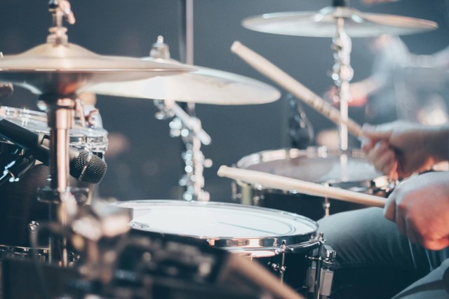 ilustrasi alat musik drum. Sumber foto: Pexels