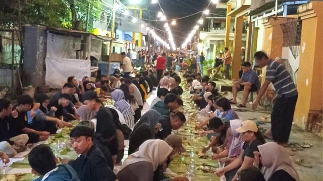 Suasana sahur bareng di Ketang Baru, Kecamatan Singkil, Kota Manado, Sulawesi Utara. (foto: istimewa)