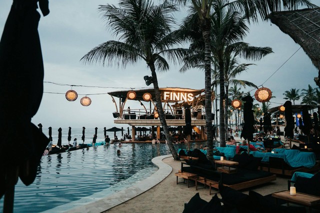 Beach Club di Pantai Melasti. Foto hanya ilustrasu, bukan tempat sebenarnya. Sumber: Unsplash/shawnanggg