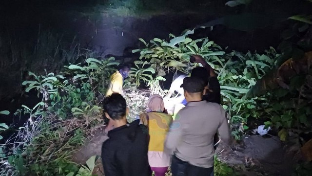 Petugas saat mengevakuasi mayat yang ditemukan di pinggir sungai Kaliwangun Desa Sumberagung, Kecamatan Dander, Kabupaten Bojonegoro, Jawa Timur. Minggu (24/03/2024) *(Aset: Istimewa)