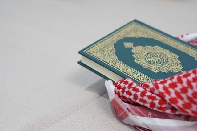 Surat Al Hujurat Ayat 12. Foto hanya ilustrasi. Sumber foto: Unsplash/Madrosah