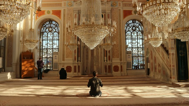 Bacaan Sholat Lengkap dan Artinya sebagai Panduan. Unsplash/jim_pave