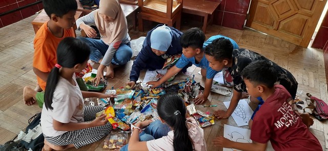 Proses pengumpulan sampah plastik oleh KKN Universitas Ahmad Dahlan (UAD) untuk pembuatan kolase (Dok. Istimewa)