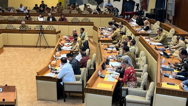 Komisi II DPR RI menggelar rapat kerja bersama KPU, Bawaslu, dan Mendagri di Gedung DPR RI, Jakarta, Senin (25/3/2024). Foto: Haya Syahira/kumparan