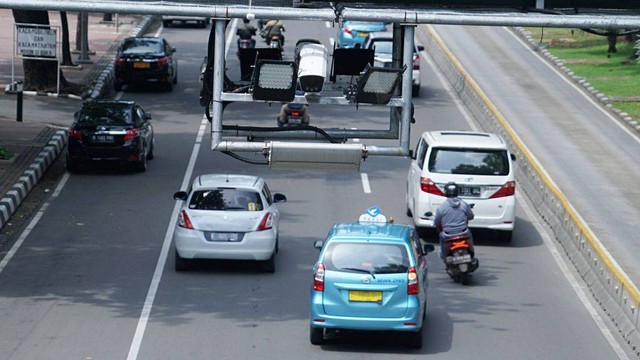 Sejumlah kendaraan melintas di Jalan Merdeka Barat, Kamis (16/1). Foto: Helmi Afandi Abdullah/kumparan