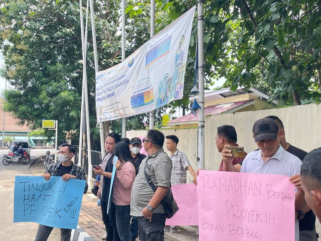 Massa aksi gelar unjuk rasa di pintu masuk gerbang Universitas Lampung pada Senin (25/3) | Foto : Almuhtarom / Lampung Geh