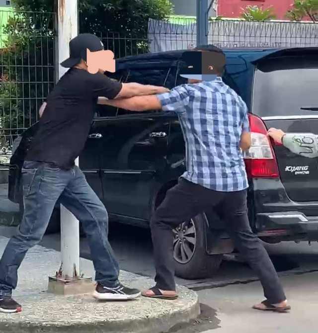 Aiptu Fandri (kemeja) saat terlibat penganiayaan dengan salah seorang debt collector. (ist)