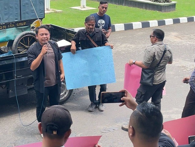 Para pendemo sampaikan tuntutan kepada Rektor Universitas Lampung terkait permainan tender proyek RSPTN di Unila | Foto : Almuhtarom / Lampung Geh