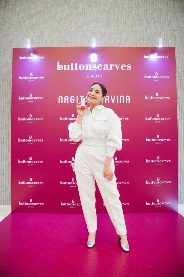 Buttonscarves Beauty Kolaborasi dengan Nagita Slavina, Hadirkan Produk Parfum. Foto: Dok. Buttonscarves Beauty