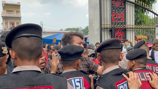 Masyarakat Simalungun gelar aksi demo terkait penangkapan Ketua Komunitas MA Umbak Siallahan, Sorbatua Siallagan di Polda Sumut, Senin (25/3/2024). Foto: Tri Vosa/kumparan