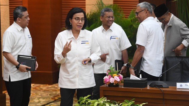 Menteri Keuangan Sri Mulyani (kiri) berbincang dengan sejumlah pejabat Kementerian Keuangan usai konferensi pers APBN KiTa edisi Maret 2024 di Jakarta, Senin (25/3/2024).  Foto: ANTARA FOTO/Akbar Nugroho Gumay