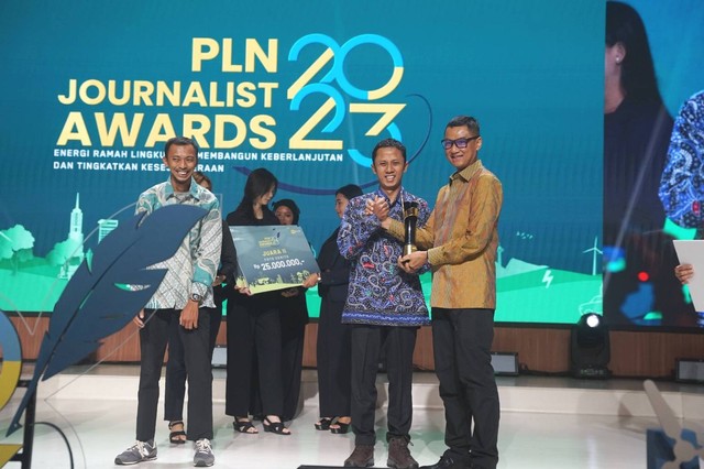 PLN memberikan penghargaan pada seorang jurnalis Jawa Tengah, Dhana Kencana. Foto: istimewa