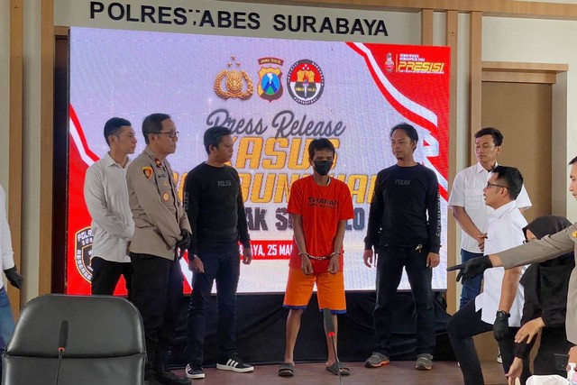Polisi menunjukkan tersangka MH, pelaku pembunuhan pencari kepiting saat rilis di Polrestabes Surabaya, Senin (25/3/2024). Foto: Farusma Okta Verdian/kumparan