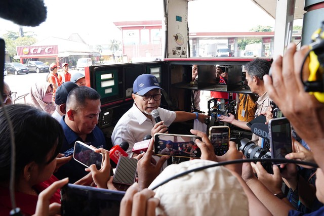 Menteri Perdagangan Zulkifli Hasan melakukan penyegelan pompa ukur BBM pada SPBU di Rest Area KM 42 B Tol Jakarta Cikampek, Sabtu (23 Mar). Foto: Kemendag
