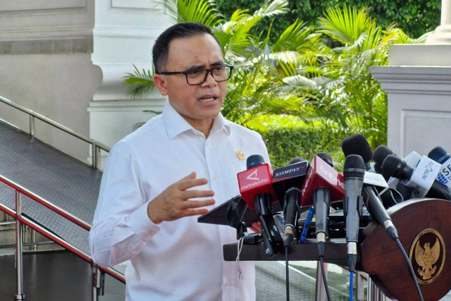 MenPANRB Abdullah Azwar Anas usai ikut rapat intern di Kompleks Istana Kepresidenan, Senin (25/3/2024). Foto: Nadia Riso/kumparan