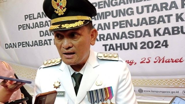 Pejabat (Pj.) Bupati Lampung Utara Aswarodi pasca resmi dilantik. | Foto : Eka Febriani / Lampung Geh