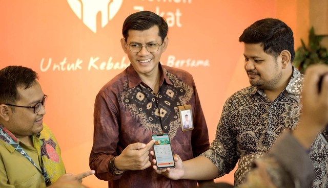 Peluncurkan aplikasi Topindoku dalam sebuah forum resmi yang digelar di Rumah Zakat, Kota Bandung, Jawa Barat, Senin (25/3). Foto: Istimewa