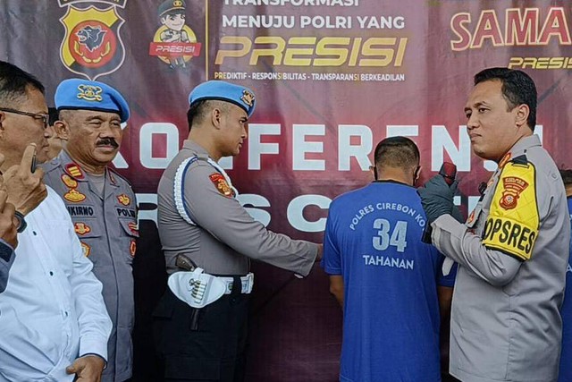 Konferensi pers pengungkapan kasus dugaan pencabulan seorang guru honorer SD di Mapolres Cirebon Kota. Foto:  Tarjoni/Ciremaitoday