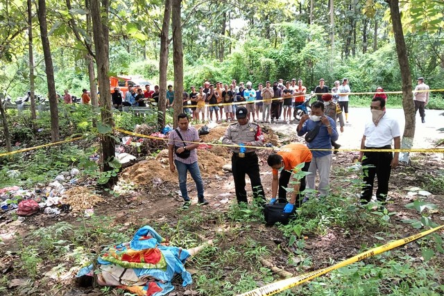 Mayat perempuan tanpa identitas ditemukan di kawasan hutan petak 117 RPH Tamanan Desa Sambikerep, Kecamatan Rejoso, Kabupaten Nganjuk, Senin (25/3/2024). Foto: Dok. Istimewa