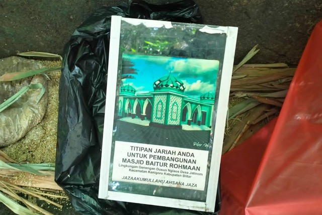 Barang bukti kotak amal yang ditemukan di semak-semak Jalan Muna, Kelurahan Karangtengah, Kecamatan Sananwetan, Kota Blitar, Senin (25/3/2024). Foto: Dok. Polres Blitar Kota