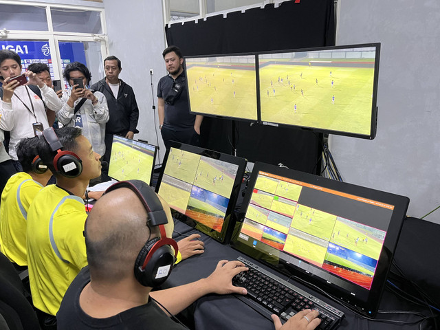 PT LIB mengadakan uji coba VAR di Indomilk Arena, Kabupaten Tangerang, Banten, pada Senin (25/3/2024). Foto: kumparan/Azrumi El Ghazali