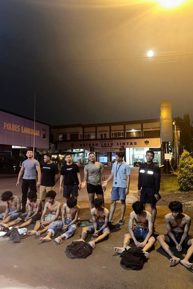 9 remaja di Lamongan diamankan usai menghadang dan menakut-nakuti dua polisi saat mencari makan sahur, Senin (25/3/2024). Foto: Dok. Polres Lamongan