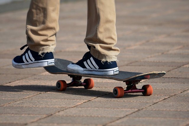 Ilustrasi belajar dasar-dasar skateboarding. Sumber: pixabay