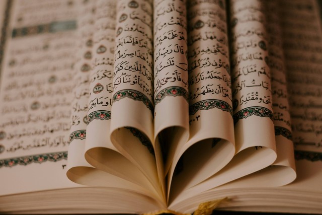 Ilustrasi Sejarah Nuzulul Quran. Foto: Unsplash/Ashkan Forouzani
