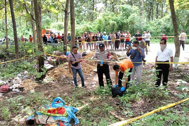 Mayat tanpa identitas ditemukan di Kawasan Hutan Petak 117 Rph Tamanan membuat geger Dusun Kedungpingit, Desa Sambikerep, Kecamatan Rejoso, Kabupaten Nganjuk, Senin (25/3/2024). Foto: kumparan