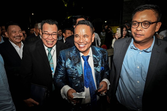 Anggota Tim Pembela Prabowo-Gibran Hotman Paris (tengah) berjalan untuk mendaftarkan diri sebagai pihak terkait dalam gugatan Perselisihan Hasil Pemilihan Umum (PHPU) ke Mahkamah Konstitusi (MK) di Jakarta, Senin (25/3/2024). Foto: Erlangga Bregas Prakoso/ANTARA FOTO
