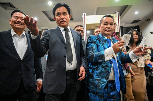 Ketua Tim Pembela Prabowo-Gibran Yusril Ihza Mahendra berjalan untuk mendaftarkan diri sebagai pihak terkait dalam gugatan Perselisihan Hasil Pemilihan Umum (PHPU) ke Mahkamah Konstitusi (MK) di Jakarta, Senin (25/3/2024). Foto: Erlangga Bregas Prakoso/ANTARA FOTO