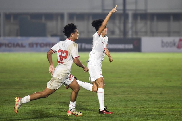 Selebrasi pemain Timnas U-20 usai mencetak gol ke gawang Timnas U-20 China dalam pertandingan persahabatan internasional kedua di Stadion Madya, Gelora Bung Karno (GBK), Senayan, Jakarta, Senin (25/3/2024). Foto: M Risyal Hidayat/ANTARA FOTO