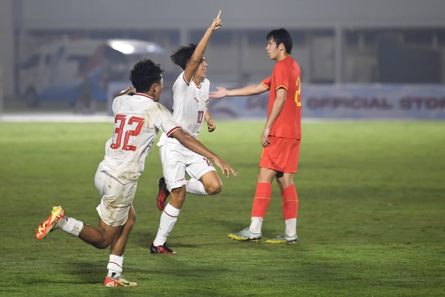 Selebrasi pemain Timnas U-20 usai mencetak gol ke gawang Timnas U-20 China dalam pertandingan persahabatan internasional kedua di Stadion Madya, Gelora Bung Karno (GBK), Senayan, Jakarta, Senin (25/3/2024). Foto: M Risyal Hidayat/ANTARA FOTO