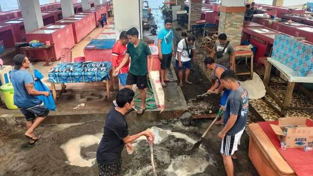 Perbaikan lantai di Pasar Ulu Siau, setelah sempat dikeluhkan tidak rata dan menyebabkan air tergenang sehingga timbul bau busuk.