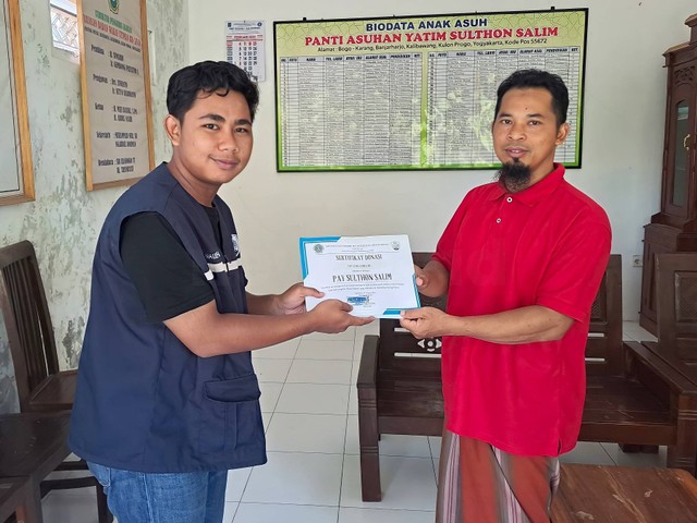 KKN Universitas Ahmad Dahlan (UAD) salurkan bantuan ke panti asuhan dari kegiatan Bazar Murah di Padukuhan  Pantog Wetan (Dok. Istimewa)