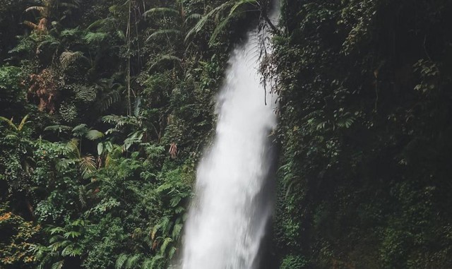 Curug Bentang Padjajaran. Foto hanyalah ilustrasi bukan tempat sebenarnya. Sumber: Unsplash/Alvian Hasby