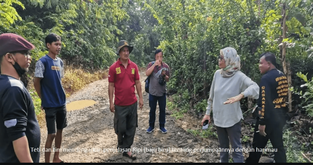 Ripi Yanuar Fajar (baju biru) yang mengaku melihat harimau, bersama Wirdateti  (berjilbab, peneliti BRIN) dan tim di Sukabumi Selatan. Foto: Dok BRIN