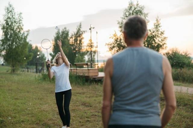 Ilustrasi latihan dasar bermain badminton, sumber foto: Anastasia Shuraeva by pexels.com