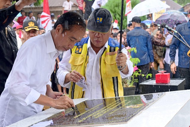 Presiden Joko Widodo meresmikan Inpres Jalan Daerah di Sulawesi Tengah. Foto: Muchlis Jr/Biro Pers Sekretariat Presiden