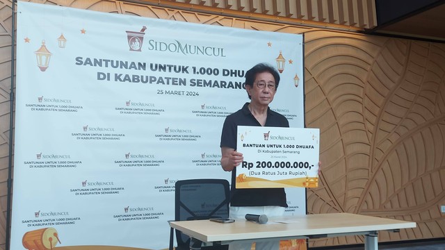Direktur Sido Muncul Irwan Hidayat secara simbolis menyerahkan bantuan sembako untuk kaum duafa di Kabupaten Semarang. Foto: Wina R./kumparan