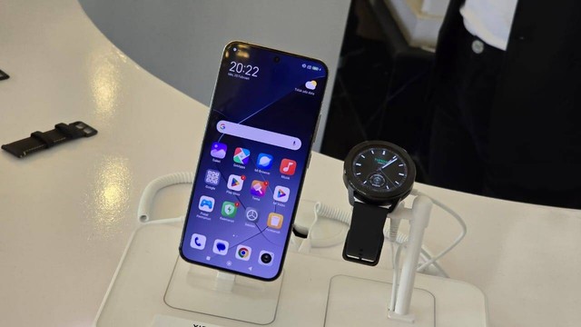 Xiaomi 14 dan Xiaomi Watch S3. Foto: Aditya Panji/kumparan