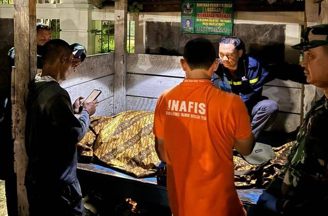 Penemuan mayat laki-laki di Pos Kamling, Jalan Way Pengubuan, Pahoman, Bandar Lampung, Senin (25/3) malam. | Foto: istimewa