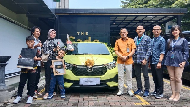 Kiki Herlina, pemenang reward satu unit mobil Brio Satya dari program Mulia Pegadaian, di Kantor Pegadaian Area Bandung 1, pada Sabtu (23/3). Foto: Pegadaian