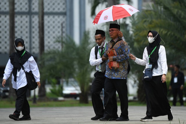 PPIH Arab Saudi membantu jemaah haji di Asrama Haji Pondok Gede, Jakarta, Selasa (26/3/2023). Foto: Sigid Kurniawan/ANTARA FOTO