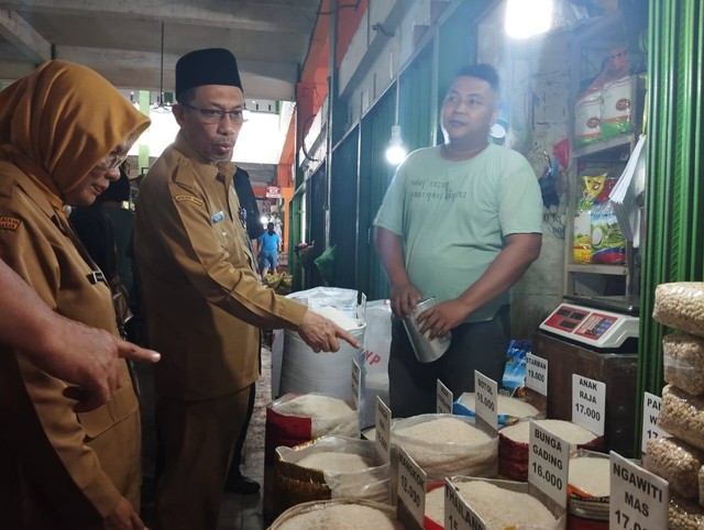 Sekda Pontianak mengecek ketersediaan bahan pokok di Pasar. Foto: Prokopim Pemkot Pontianak