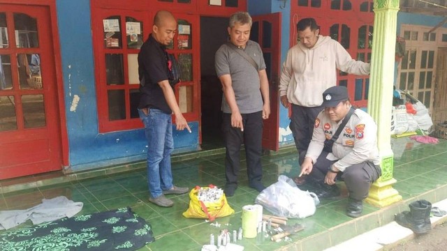 Barang bukti petasan rakitan di rumah Joko (36) di Dusun Kranggan, Desa Palang Besi, Kecamatan Lumbang, Kabupaten Probolinggo. Foto: Polres Probolinggo