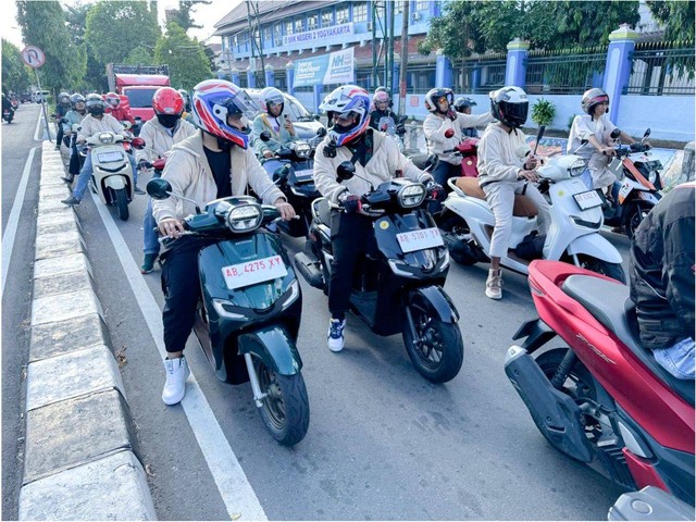 Belasan awak media dan blogger vlogger mengikuti acara ngabuburit keliling Kota Yogyakarta menggunakan New Honda Stylo 160 dengan outfit ala anak skena. Foto: Istimewa