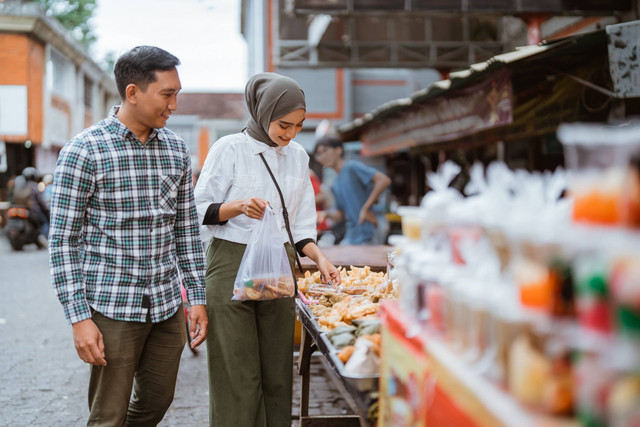 Ilustrasi berburu takjil. Foto: Shutterstock