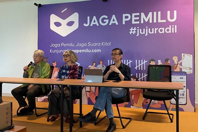 Rusdi Marpaung, Natalia Soebagjo, Luky Djani di konpers Jaga Pemilu di Permata Building, Kuningan, Jakarta Selatan. Selasa (26/3/2024). Foto: Ainun Nabila/kumparan